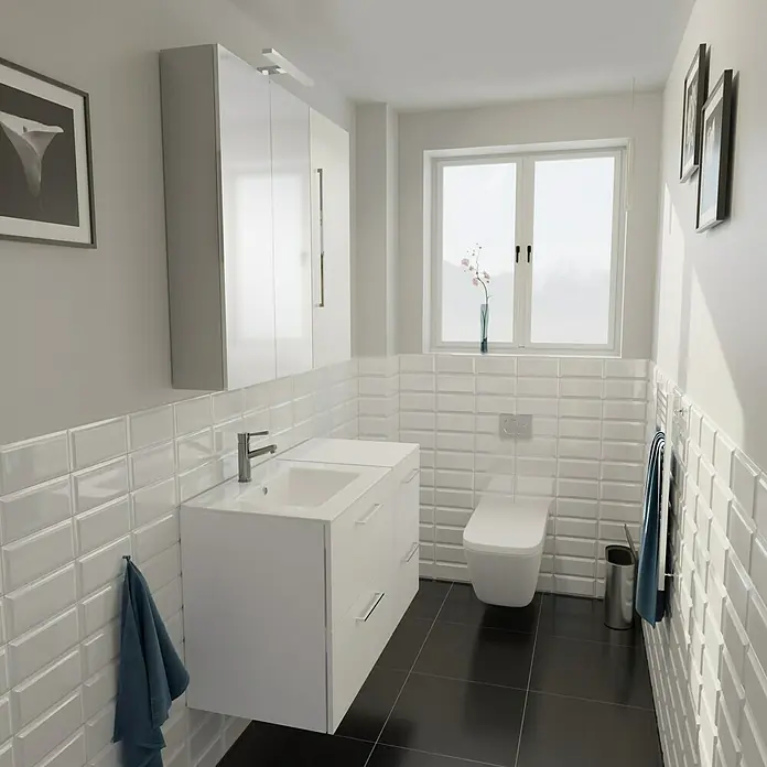 Camargue Espacio Badmöbel-Set i81 - 100 cm, Mira - Badezimmer mit weißen Möbeln, darunter ein Waschbeckenunterschrank und ein Hängeschrank, sowie eine Toilette und schwarze Bodenfliesen.