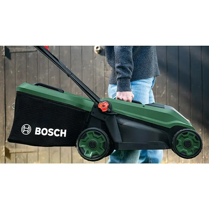 Bosch Power for All 18V Akku-Rasenmäher ROTAK18V-34 - Ohne Akku, Schnittbreite: 34 cm - Grüner und schwarzer Bosch Rasenmäher mit Fangkorb, von einer Person getragen, mit rotem Einstellknopf und grünen Rädern.