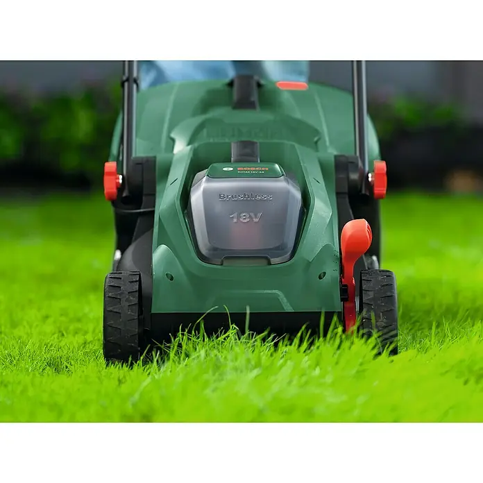 Bosch Power for All 18V Akku-Rasenmäher ROTAK18V-34 - Ohne Akku, Schnittbreite: 34 cm - Grüner Bosch 18V bürstenloser Akku-Rasenmäher, mit schwarzen Rädern und roten Einstellhebeln.