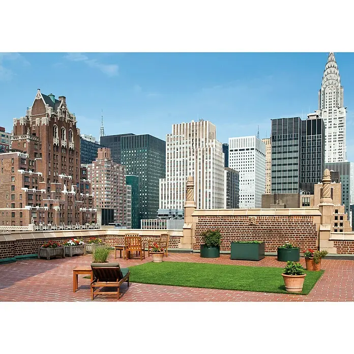 Classis Carpets Infinity Grass Rasenteppich World of Colors - 200 x 133 cm, Ultimate Green - Dachterrasse mit Möbeln und Pflanzen mit Blick auf die Skyline der Stadt. Entspannen Sie auf dem Dach mit Blick auf die Wolkenkratzer.