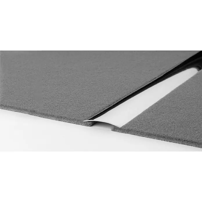 LOGOCLIC Übergangsprofil 110 - Edelstahl glänzend, 2,7 m x 30 mm x 3,5 mm, Montageart: Kleben, Ungelocht - Detailaufnahme einer silberfarbenen Übergangsleiste auf einem grauen Teppich, die eine elegante Verbindung zwischen zwei Bodenbelägen schafft.