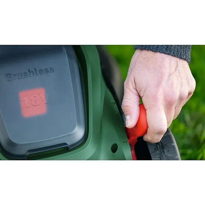 Bosch Power for All 18V Akku-Rasenmäher ROTAK18V-34 - Ohne Akku, Schnittbreite: 34 cm - Eine Hand drückt einen roten Hebel an einem grünen 18V bürstenlosen Gartengerät, was dessen Leistung und Motortyp hervorhebt.