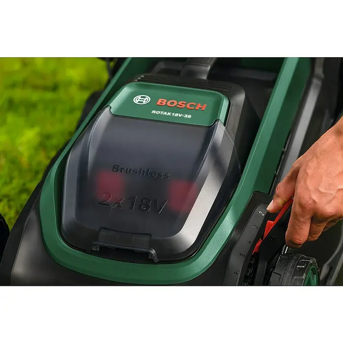 Bosch Power for All 18V Akku-Rasenmäher ROTAK18V2-38 - Ohne Akku, Schnittbreite: 38 cm - Grün-schwarzer Bosch Rotak Akku-Rasenmäher. Transparente Batterieabdeckung zeigt 'Brushless 2x18V'. Eine Hand verstellt die Schnitthöhe.