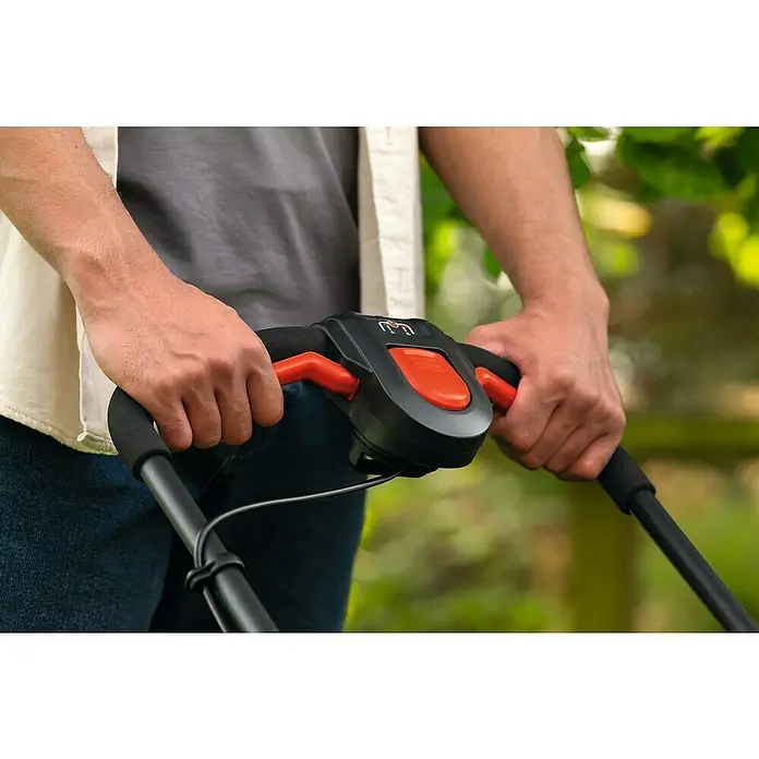 Bosch Power for All 18V Akku-Rasenmäher ROTAK18V2-38 - Ohne Akku, Schnittbreite: 38 cm - Nahaufnahme der Hände einer Person, die den schwarzen und orangefarbenen Bedienungsgriff eines Gartengeräts hält.
