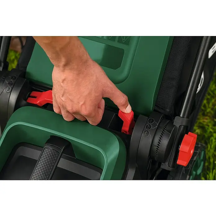 Bosch Power for All 18V Akku-Rasenmäher ROTAK18V2-38 - Ohne Akku, Schnittbreite: 38 cm - Nahaufnahme einer Hand, die einen roten Hebel an einem grün-schwarzen Rasenmäher verstellt.