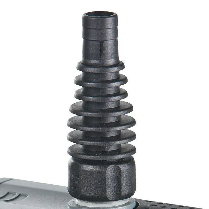 Heissner Wasserspielpumpe Aqua Strak Eco Indoor - 8 W, Fördermenge pro Std.: 200 l - 700 l - Nahaufnahme eines schwarzen, gerippten Schlauchverbinders, der zur Verbindung von Schläuchen verwendet wird. Ideal für Gartenbewässerungssysteme.