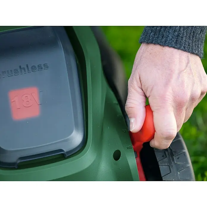 Bosch Power for All 18V Akku-Rasenmäher ROTAK18V-32 - Ohne Akku, Schnittbreite: 32 cm - Hand stellt roten Hebel an grünem 18V bürstenlosem Gerät ein.