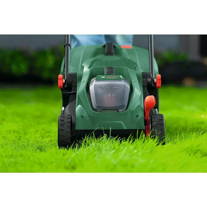 Bosch Power for All 18V Akku-Rasenmäher ROTAK18V-32 - Ohne Akku, Schnittbreite: 32 cm - Grüner Bosch Akku-Rasenmäher mit 18V Brushless-Akku, auf Rasen geschoben.