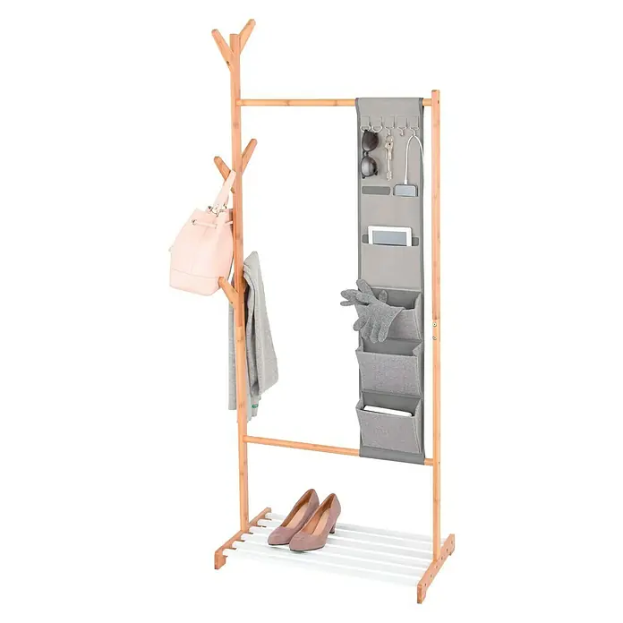 Perchero de pie con organizador colgante - L x An x Al: 38 x 65 x 167 cm, Número de ganchos: 6, Bambú/blanco - Un elegante perchero de madera con bolsillos prácticos para accesorios y un estante para zapatos. Ideal para una entrada organizada.
