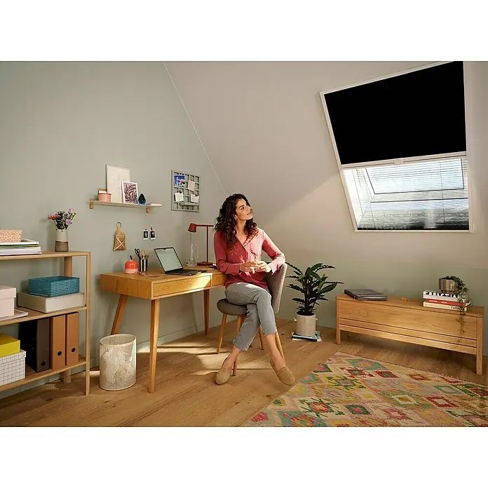 Tesa Sonnen-& Insektenschutz-Gitter - B x H: 116 x 164 cm, Montage Insektengitter: Kleben - Dachfenster mit schwarzem Verdunkelungsrollo ausgefahren und weißer Jalousie geöffnet, in einem hellen Dachgeschossbüro.