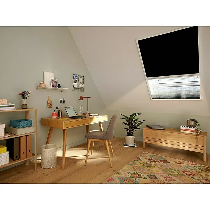 Tesa Sonnen-& Insektenschutz-Gitter - B x H: 116 x 164 cm, Montage Insektengitter: Kleben - Schwarzes Rollo an einem Dachfenster, teilweise heruntergelassen zur Lichtblockade, mit Plissee darunter.
