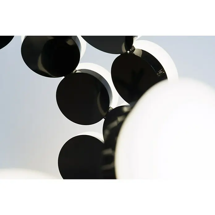 Artemide LED-Pendelleuchte Scopas - Höhe: 255 cm - Nahaufnahme einer modernen Lampe mit schwarzen und weißen Kreisen, die ein stilvolles und dekoratives Design zeigt.