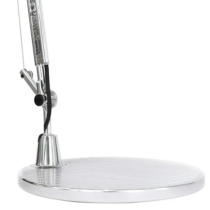 Artemide Tischleuchte Tolomeo - 77 W, Silber, Silber, E27 - Nahaufnahme einer Artermide Tolomeo Lampe mit einem polierten, runden Lampenfuß, der das moderne Design und die hochwertige Verarbeitung hervorhebt.