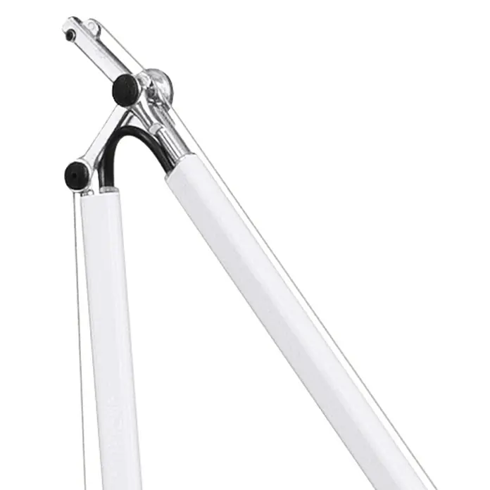 Artemide Stehleuchte Tolomeo Terra - Höhe: 226 cm, Farbe Gehäuse: Silber, Weiß - Nahaufnahme der mechanischen Arme einer Architektenlampe mit Chromgelenken und einem schwarzen Kabel.
