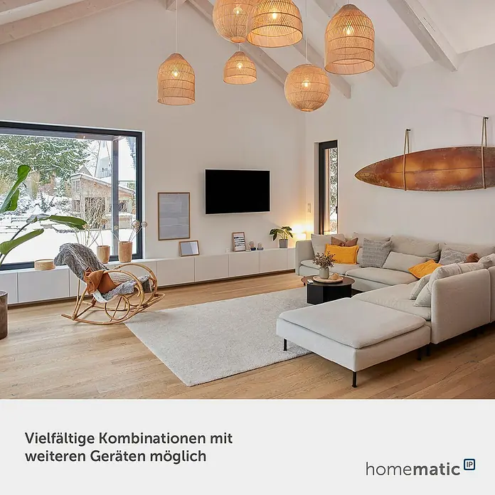 Homematic IP Adapter Kontakt-Schnittstelle HmIP-FCI1 - Batteriebetrieben, Unterputz - Modernes Wohnzimmer, das Smart-Home-Integrationsmöglichkeiten zeigt. Mit natürlichem Licht, bequemen Sitzgelegenheiten und geflochtenen Pendelleuchten.