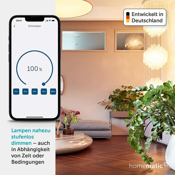 Homematic IP Phasenabschnittdimmer-Einsatz HmIP-FDT - 41 x 54 x 33 mm, Unterputz, 230 V - Smartphone-App mit Dimmaktor-Oberfläche auf 100% Helligkeit, steuert smarte Beleuchtung in einem Wohnzimmer.