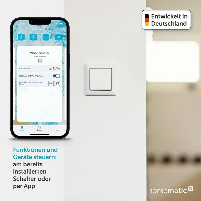 Homematic IP Adapter Kontakt-Schnittstelle HmIP-FCI1 - Batteriebetrieben, Unterputz - Ein Smartphone zeigt die Homematic IP App zur Steuerung eines Wohnzimmers, daneben ein weißer Smart-Schalter an der Wand.
