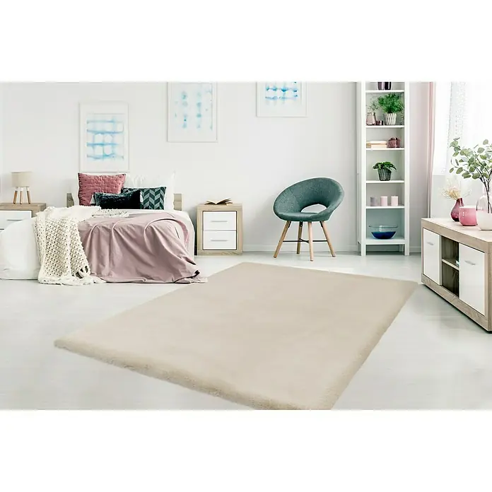 Fellteppich Happy - Elfenbein, 150 x 80 cm, 100 % Polyester (Flor) - Ein beigefarbener, rechteckiger Teppich liegt in einem Schlafzimmer mit Bett, Stuhl und Bücherregal.