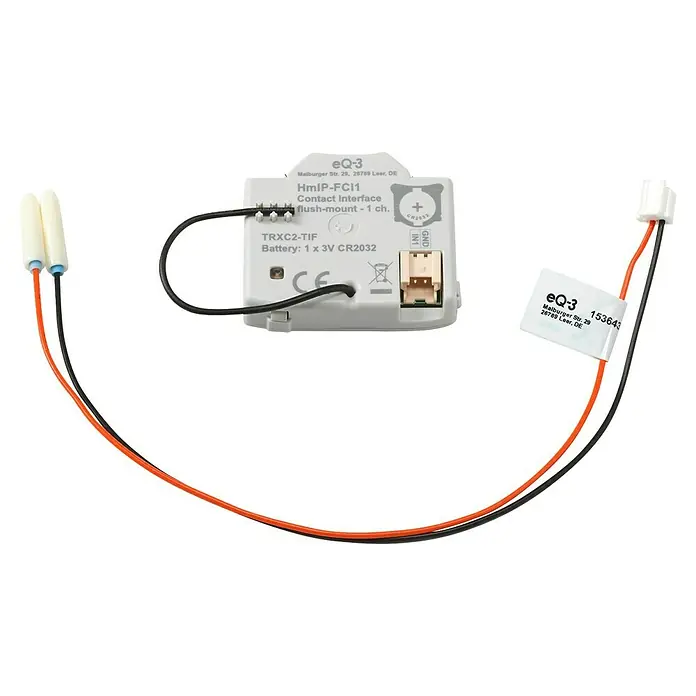 Homematic IP Adapter Kontakt-Schnittstelle HmIP-FCI1 - Batteriebetrieben, Unterputz - Weißes Unterputz 1-Kanal-Kontaktschnittstelle mit angeschlossenen orangefarbenen und schwarzen Kabeln zu kleinen weißen zylindrischen Sensoren.
