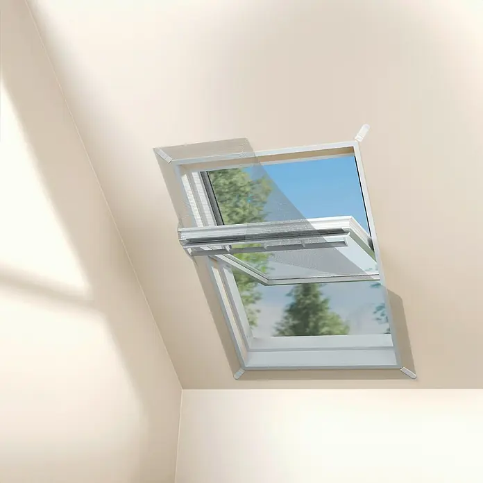 Tesa Insect Stop Sonnen-& Insektenschutz-Gitter für Dachfenster - B x H: 120 x 140 cm, Anthrazit - Helles Fliegengitter aus Netzgewebe an einem geöffneten Dachfenster, das Schutz bietet und Licht sowie Luft hereinlässt.