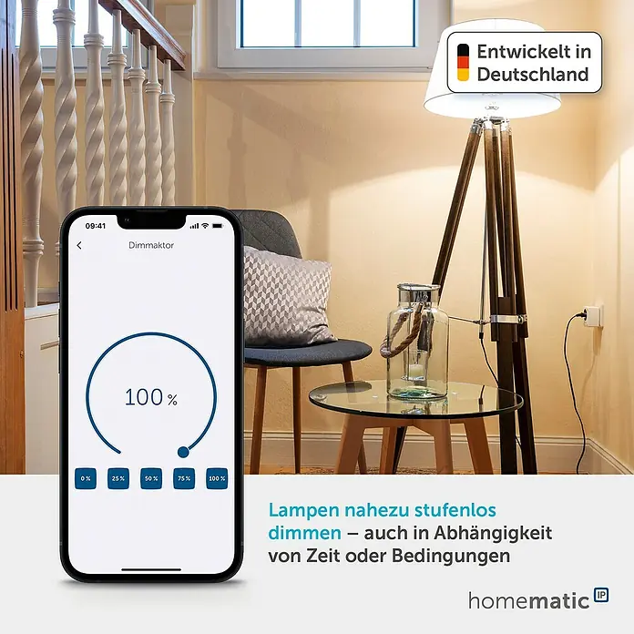 Homematic IP Funksteckdose Phasenabschnittdimmer HmIP-PDT - Weiß, 230 V - Ein Smartphone zeigt eine Smart-Home-App, die eine dimmbare Stehlampe steuert, und demonstriert stufenlose Lichtanpassung im Wohnbereich.