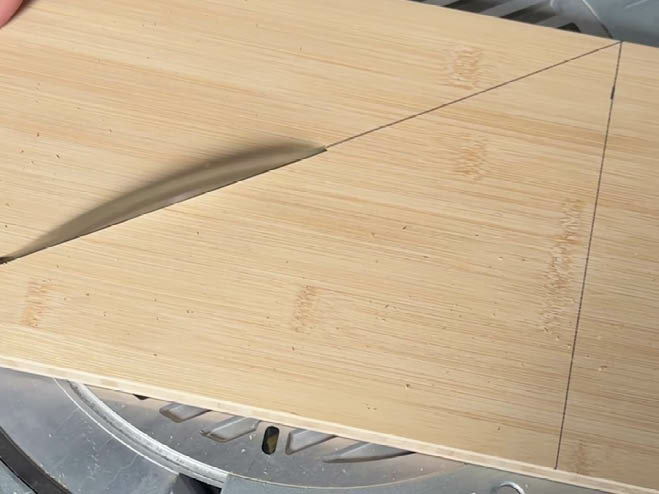 Holzbrett wird mit einer Kreissäge zugeschnitten