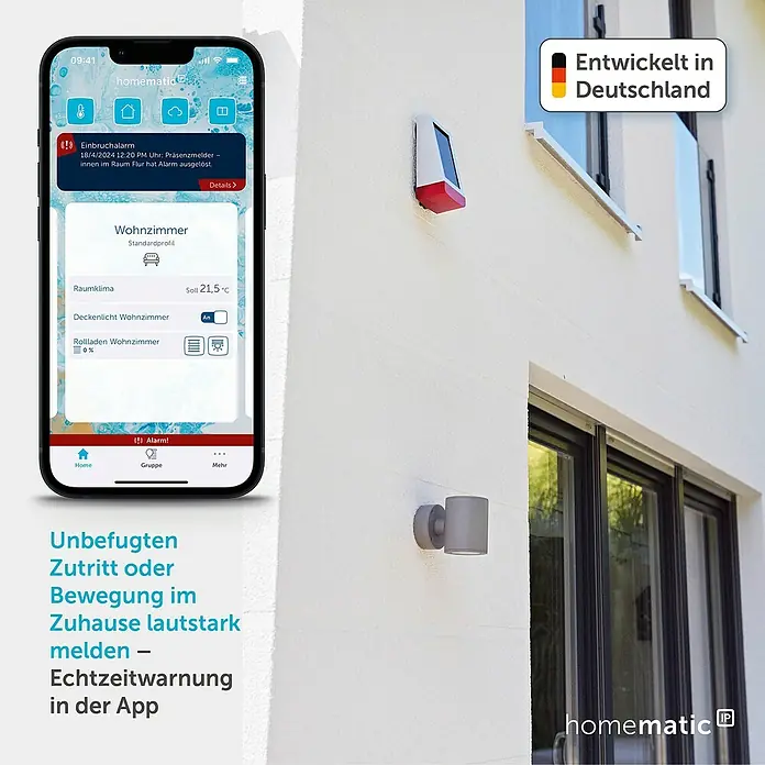 Homematic IP Alarmsirene HmIP-ASIR-O - Solarbetrieben, Alarmsignal: 100 dB, 8,7 x 11 x 23 cm - Homematic Smart-Home-Alarmsirene (weiß/rot) an Hauswand, App zeigt Einbruchwarnung bei unbefugtem Zutritt.