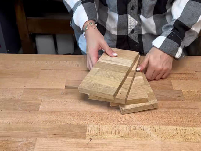 Eine Holzplatte wurde in vier gleiche Teile geschnitten