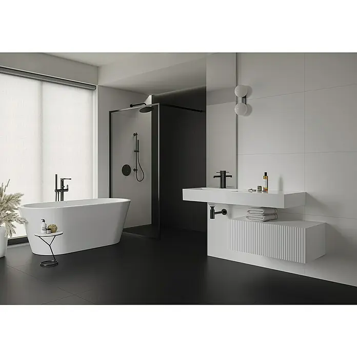 Feinsteinzeugfliese Monolook - 59,8 x 119,8 cm, Graphit/Schwarz, Matt - Modernes schwarz-weißes Badezimmer mit freistehender Wanne, begehbarer Dusche und minimalistischem Waschtisch mit schwarzen Armaturen.