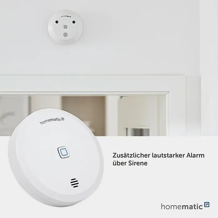 Homematic IP Wassersensor HmIP-SWD - Weiß, Ø x H: 8 x 3 cm, Batteriebetrieben - Zwei weiße Homematic Smart Home Alarm-/Sensorgeräte: Eines an der Wand montiert, das andere im Vordergrund mit blauem Knopf.