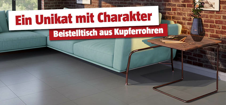 Selbstgemachter Beistelltisch mit Kupferrohren neben der türkisen Couch