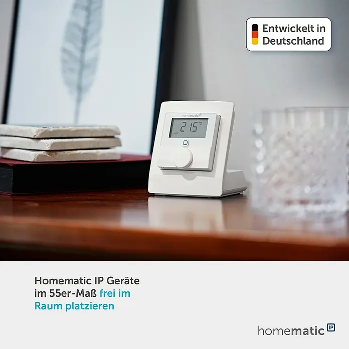 Homematic IP Halterung Tischaufsteller HmIP-DS55 - Batteriebetrieben, 7,9 x 9 x 6,7 cm, Weiß - Weißer Homematic IP Raumthermostat/Klimasensor mit Digitalanzeige (21.5°C), freistehend auf Holz.