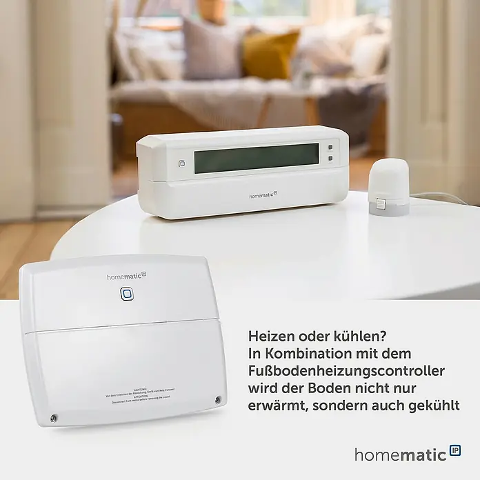 Homematic IP Steuerzentrale Multi IO Box HmIP-MIOB - Weiß, 3,4 x 19,9 x 15,6 cm - Weiße Homematic IP Smart-Home-Steuergeräte: ein Thermostat mit Display und eine größere Steuereinheit für Fußbodenheizung und Kühlung, auf einem Tisch.