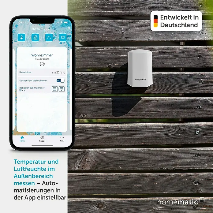 Homematic IP Funk-Temperatursensor HmIP-STHO - Weiß, 5,9 x 8,2 x 4,1 cm, Batteriebetrieben, IP44 - Homematic IP Außensensor an einem Holzzaun und Smartphone mit Smart-Home-App. Er misst Temperatur und Luftfeuchtigkeit für Hausautomation.