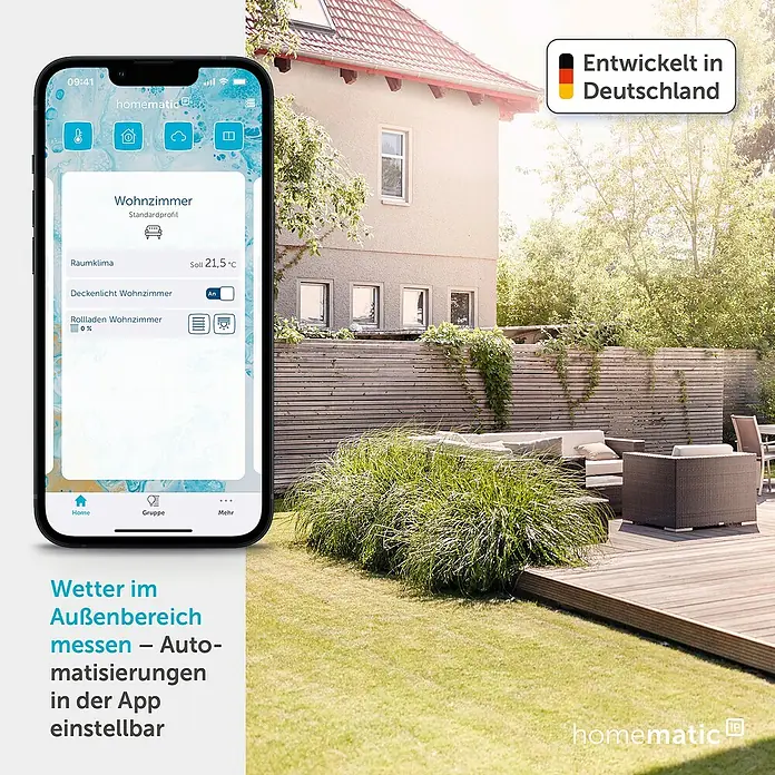 Homematic IP Funk-Wettersensor HmIP-SWO-PL - Batteriebetrieben, 15 x 35 x 53 cm, Edelstahl - Smartphone zeigt homematic App zur Steuerung von Raumklima, Licht und Rollläden im Wohnzimmer, in Gartenumgebung.