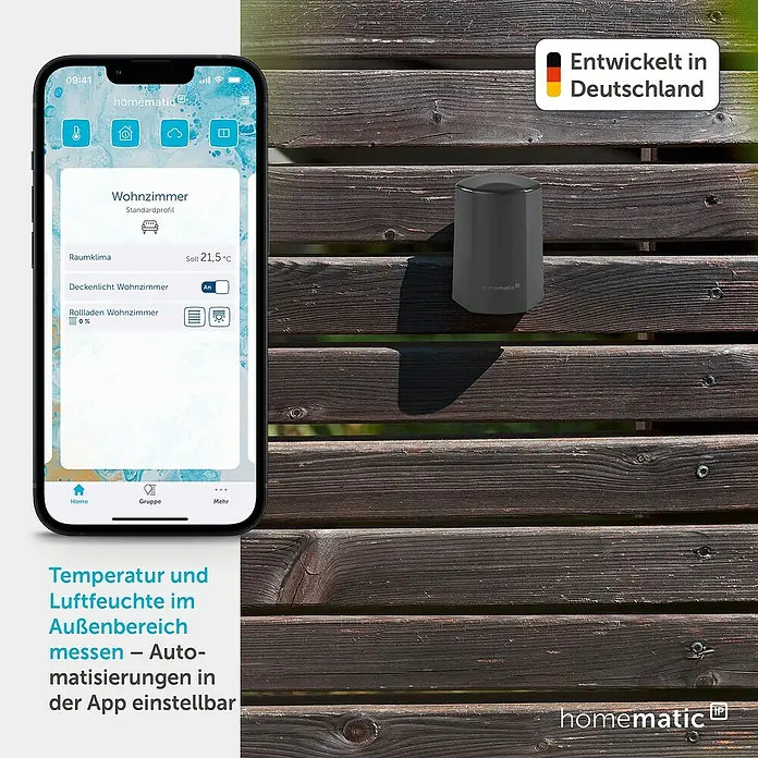 Homematic IP Funk-Temperatursensor HmIP-STHO-A - Anthrazit, 5,9 x 8,2 x 4,1 cm, Batteriebetrieben, IP44 - Dunkelgrauer zylindrischer Homematic IP Außensensor an einem Holzzaun zur Temperatur- und Feuchtigkeitsmessung, gesteuert per Smartphone-App.
