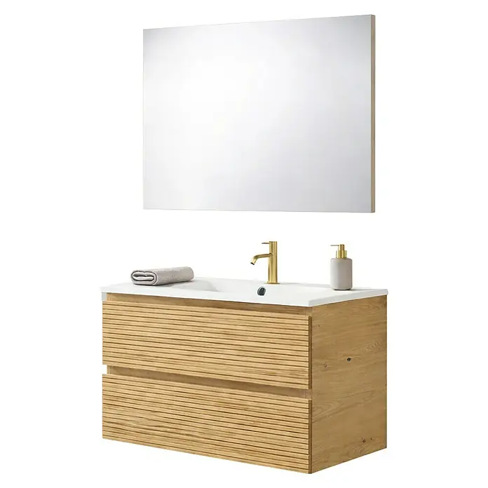 Conjunto de mueble de baño Naomi -  - Mueble de baño de madera clara con frentes de lamas, lavabo blanco integrado, grifo dorado y espejo rectangular.