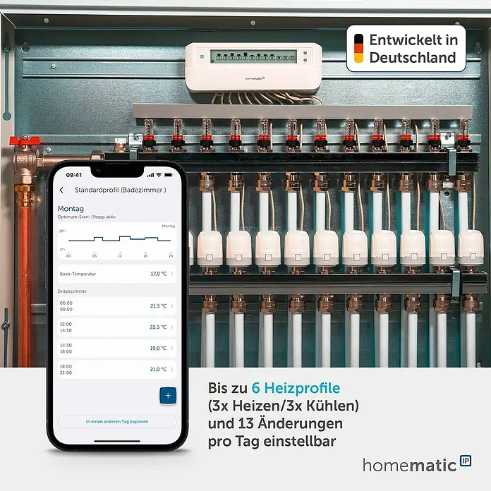 Homematic IP Fußbodenheizungsregler HmIP-FALMOT-C12 - 5,2 x 24,2 x 8,5 cm - Homematic IP Fußbodenheizungsverteiler mit weißer Steuereinheit und Stellantrieben, dazu ein Smartphone mit der Heizungssteuerungs-App.