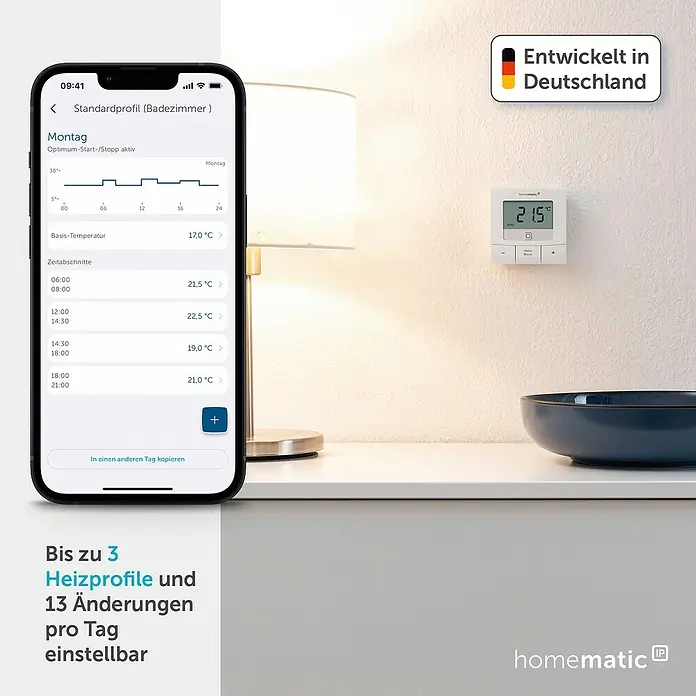 Homematic IP Funk-Raumthermostat HmIP-WTH-B - Weiß, Batteriebetrieben, 22 x 85 x 85 mm - Homematic IP Thermostat an der Wand, daneben Smartphone-App zur Einstellung von Heizprofilen und Raumtemperatur.