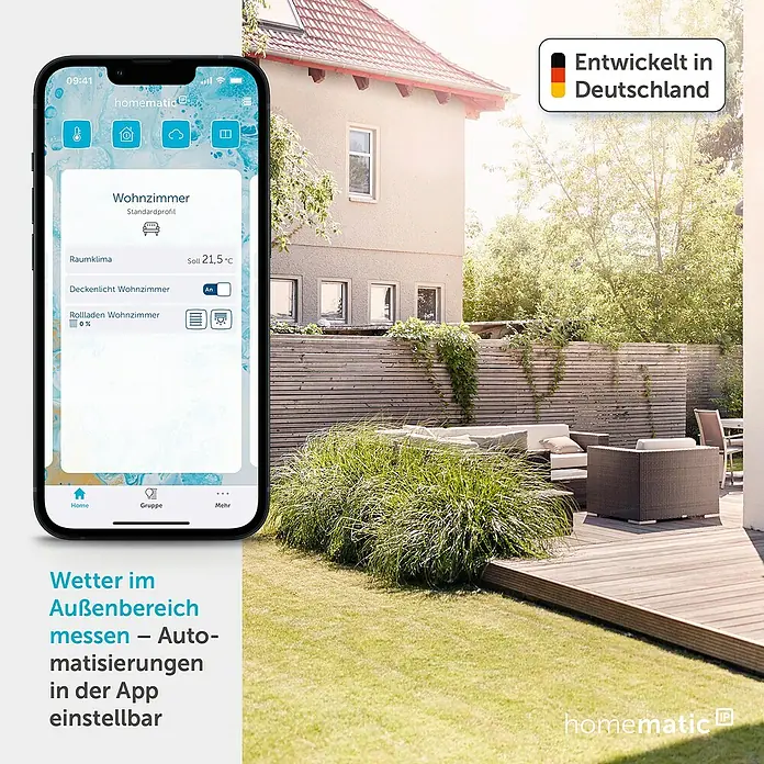 Homematic IP Funk-Wettersensor HmIP-SWO-B - Batteriebetrieben, 15 x 15 x 42 cm, Edelstahl - Smartphone mit Smart Home App zur Steuerung von Raumklima, Licht und Rollläden, vor einer Terrasse mit Haus.