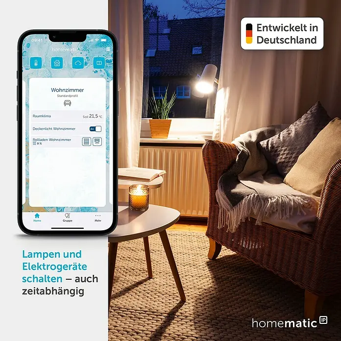 Homematic IP Schaltcontroller HmIP-PCBS - 2,8 x 4,8 x 2,1 cm, Schaltspannung max.: 30 V - Smartphone zeigt Homematic IP Smart-Home-App in gemütlichem Wohnzimmer, Steuerung von Lichtern, Geräten und Rollläden.