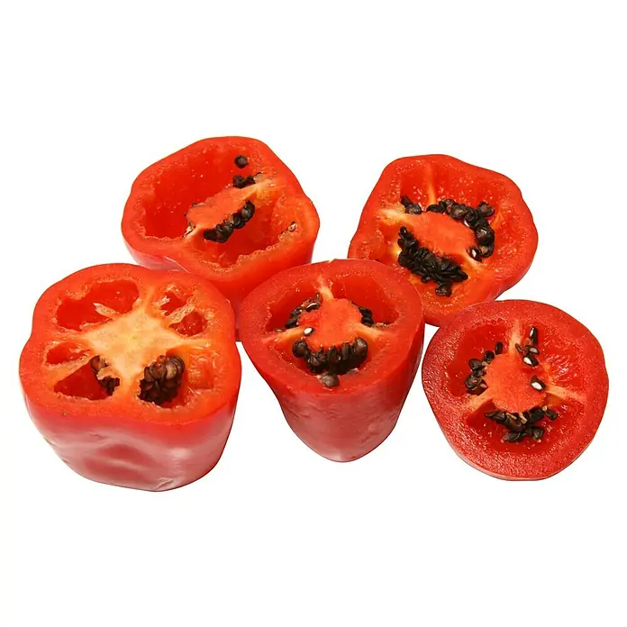 Blu Bio Chili Baum-Chili -  - Fünf halbierte rote Paprikaschoten, die ihre innere Struktur und dunklen Kerne zeigen.