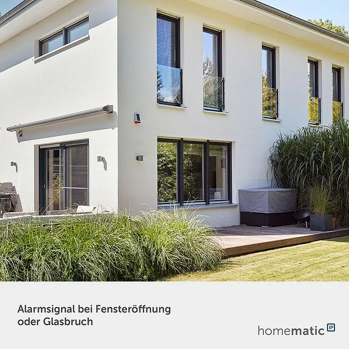 Homematic IP Kontakt-Schnittstelle HmIP-SCI - Grau, Batteriebetrieben, 17 x 26 x 100 mm - Rote und weiße Alarmsirene an der Außenwand eines modernen Hauses, die Schutz bei Fensteröffnung oder Glasbruch signalisiert.