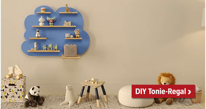 Selbstgemachtes Tonie-Regal an der Wand aus Holz, mit blauer Wolke an der Wand aufgemalt