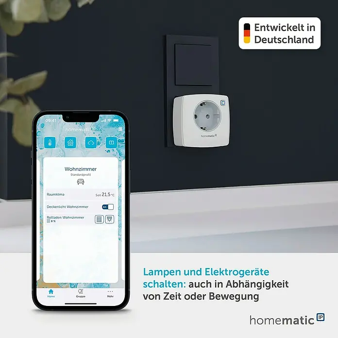Homematic IP Smart-Steckdose HMIP-PS-2 - IP20, Weiß, 3.680 W, 13 A - Weißer Homematic IP Smart Plug in Steckdose, daneben Smartphone mit App zur Smart Home Steuerung, auch zeit- oder bewegungsabhängig.