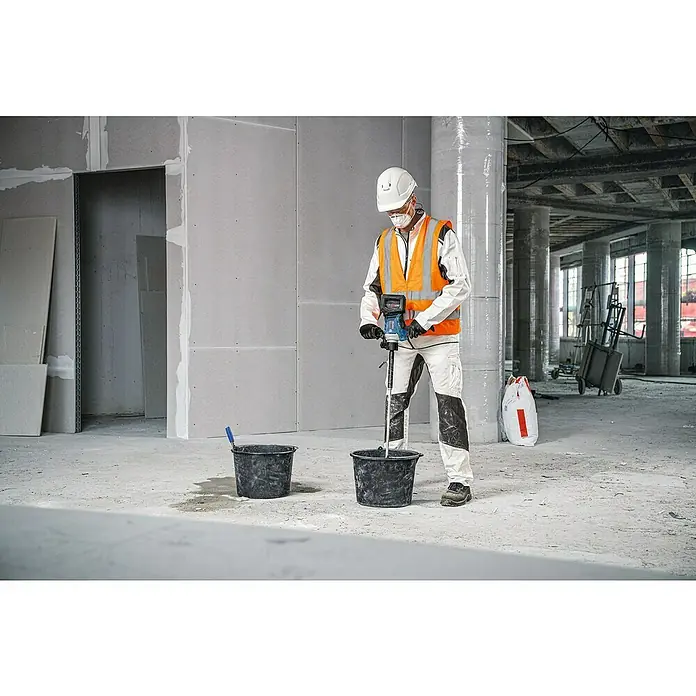Bosch Professional Akku-Rührwerk GRW 18V-120 - 18 V, Anzahl Akkus: Ohne Akku - Arbeiter mischt Materialien mit blau-schwarzem Rührgerät in schwarzem Eimer auf Baustelle.