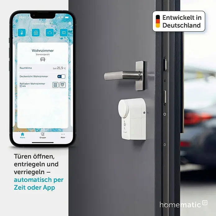 Homematic IP Funk-Türschlossantrieb HmIP-DLD - Weiß, Batteriebetrieben, 36 x 56 x 118 mm - Smartphone-App steuert weißes Homematic IP Smart Lock an dunkler Tür zum automatischen Öffnen, Entriegeln, Verriegeln.