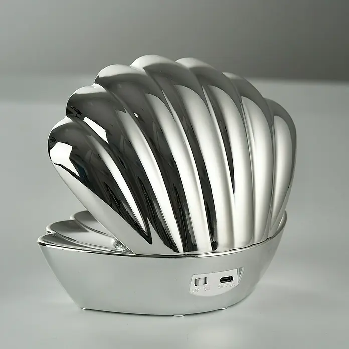 Trio Leuchten Deko-Tischleuchte Shelly - L x B x H: 12,5 x 17,5 x 14 cm, Silber - Reflektierende silberne muschelförmige Lampe mit EIN/AUS-Schalter und USB-Ladeanschluss an der Basis.