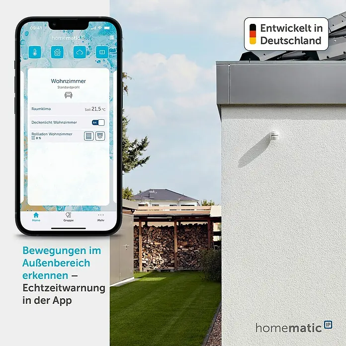 Homematic IP Bewegungsmelder HMIP-SMO-2 - Weiß, Erfassungsreichweite: 12 m, Erfassungswinkel: 90 ° - Smartphone zeigt Homematic IP App zur Smart Home Steuerung, daneben ein Bewegungsmelder an weißer Hauswand.