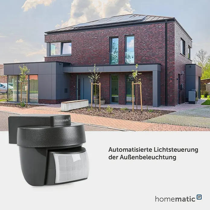 Homematic IP Bewegungsmelder HMIP-SMO-A-2 - Anthrazit, Erfassungsreichweite: 12 m, Erfassungswinkel: 90 ° - Dunkelgrauer Homematic IP Bewegungsmelder für automatisierte Außenbeleuchtung. Ein modernes Haus ist im Hintergrund.